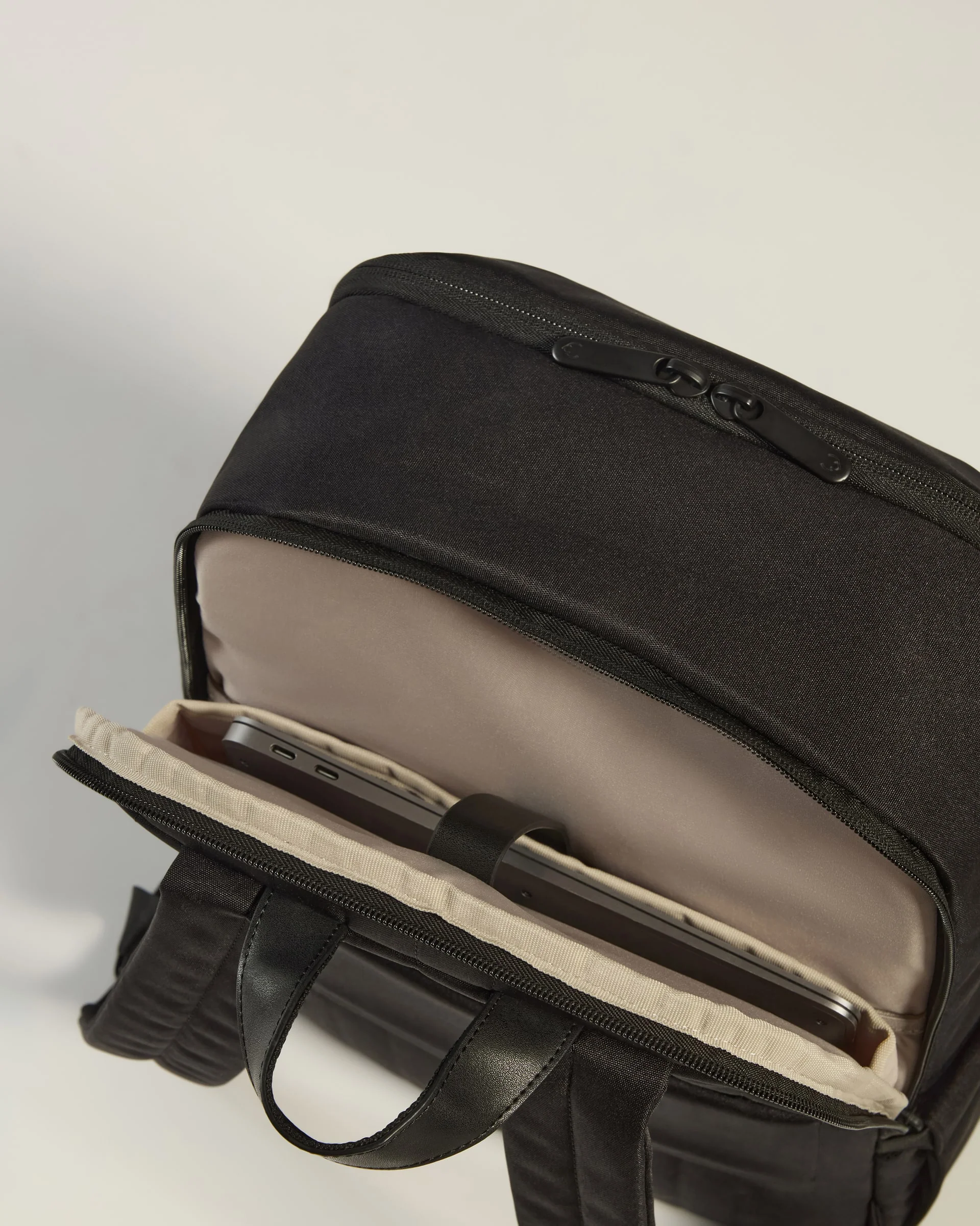 Backpack in Black - Urban Light - Image 5