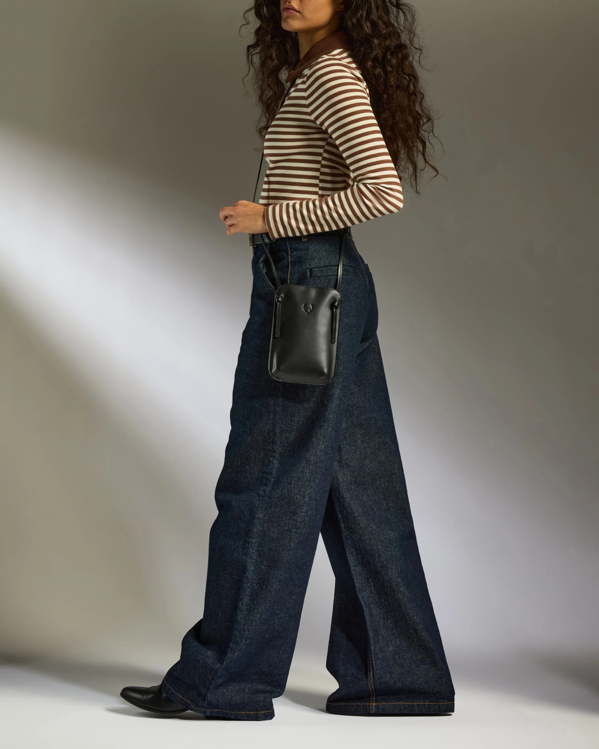 Crossbody Bag in Black Leather - Heritage Collection - Image 3